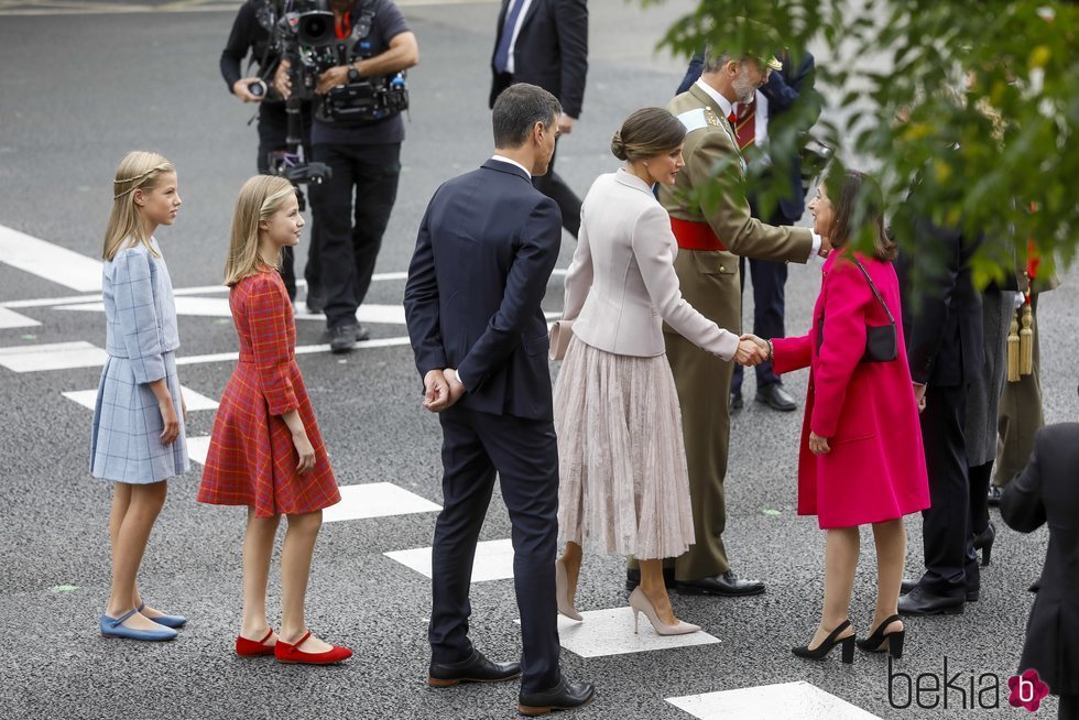 Pedro Sánchez situándose junto a los Reyes y sus hijas para los saludos del Día de la Hispanidad 2018