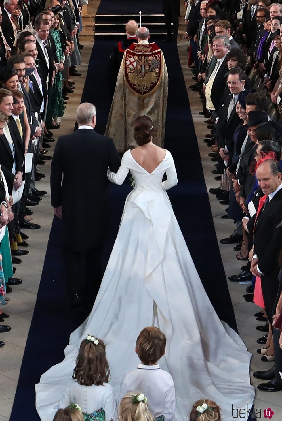 La Princesa Eugenia camina al altar del brazo del Príncipe Andrés