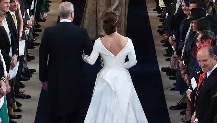 La Princesa Eugenia camina al altar del brazo del Príncipe Andrés