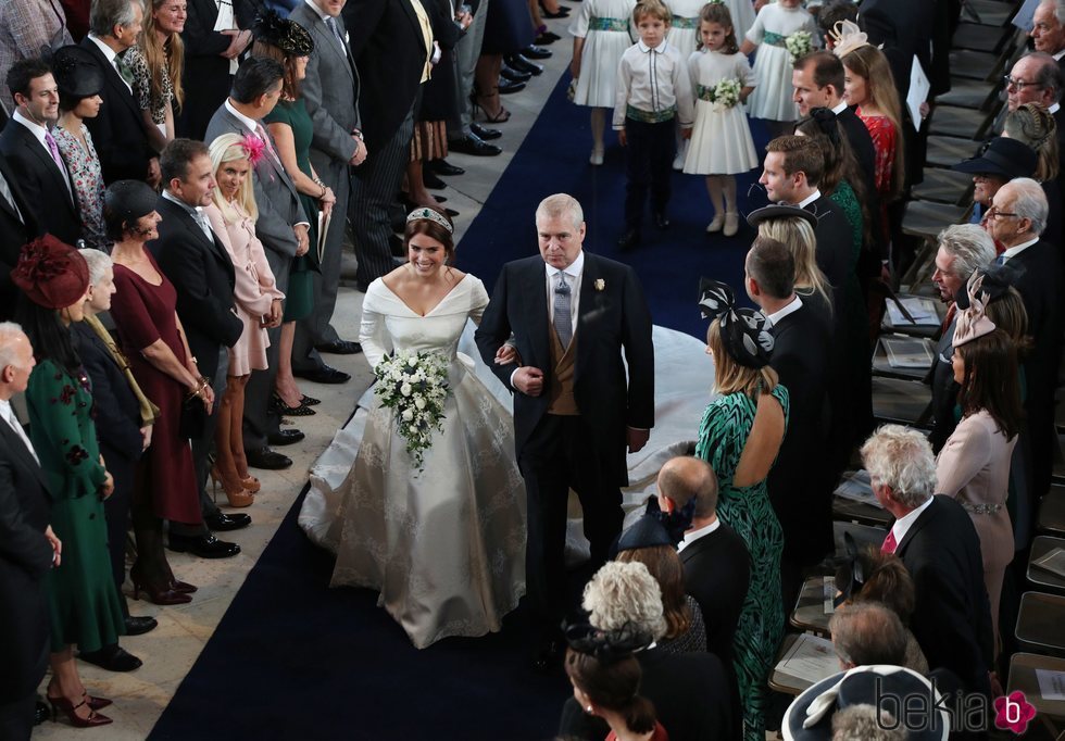 El Príncipe Andrés lleva al altar a Eugenia de York