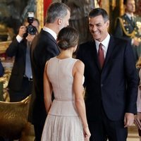 Pedro Sánchez y Begoña Gómez saludando a los Reyes en el Día de la Hispanidad 2018