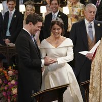 Eugenia de York pone el anillo a Jack Brooksbank en su boda