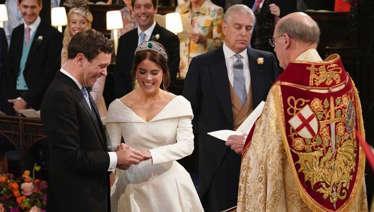 Eugenia de York pone el anillo a Jack Brooksbank en su boda