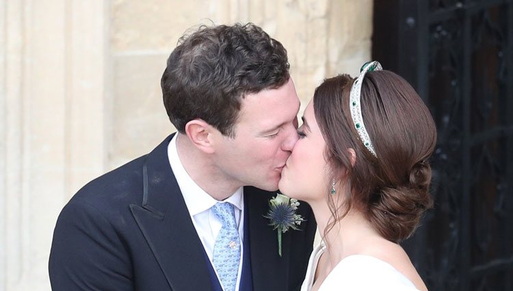 Eugenia de York y Jack Brooksbank se besan en su boda