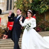 Eugenia de York y Jack Brooksbank saludan como marido y mujer