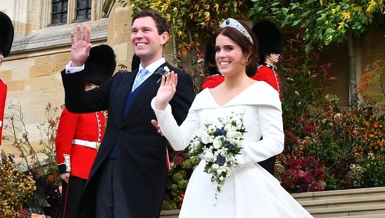 Eugenia de York y Jack Brooksbank saludan como marido y mujer