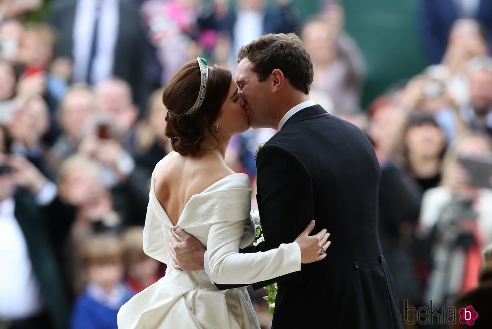 El beso de Eugenia de York y Jack Brooksbank en su boda