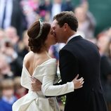 El beso de Eugenia de York y Jack Brooksbank en su boda