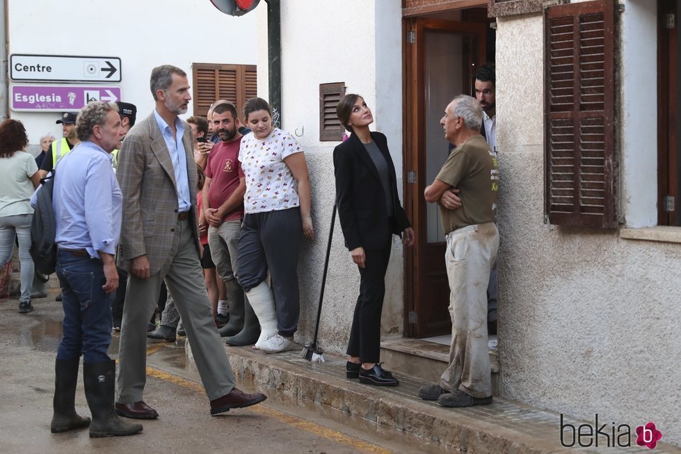 Los Reyes Felipe y Letizia durante su visita a la localidad afectada por las riadas de Mallorca