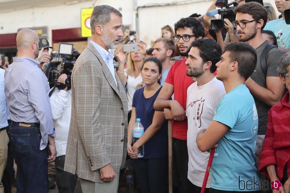 El Rey Felipe habla unos jóvenes en la localidad afectada por las riadas de Mallorca