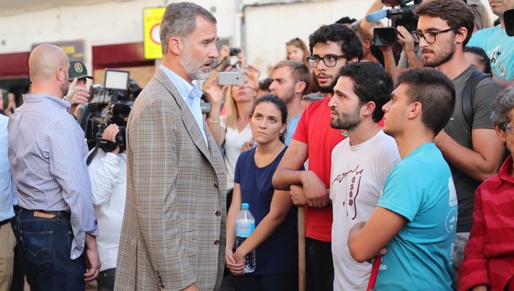 El Rey Felipe habla unos jóvenes en la localidad afectada por las riadas de Mallorca