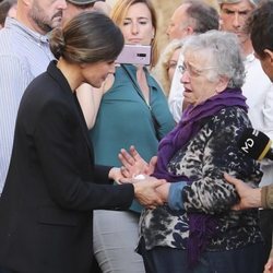 La Reina Letizia consuela a una mujer en la localidad afectada por las riadas de Mallorca