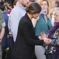 La Reina Letizia consuela a una mujer en la localidad afectada por las riadas de Mallorca