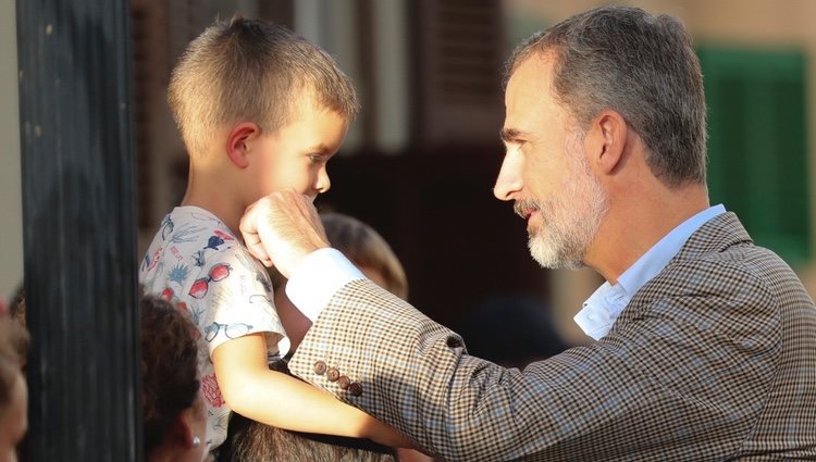 El Rey Felipe, cariñoso con un niño durante su visita a la localidad más afectada por las riadas en Mallorca