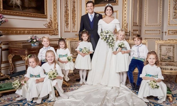 Eugenia de York y Jack Brooksbank con sus pajes y damas en la foto oficial de su boda