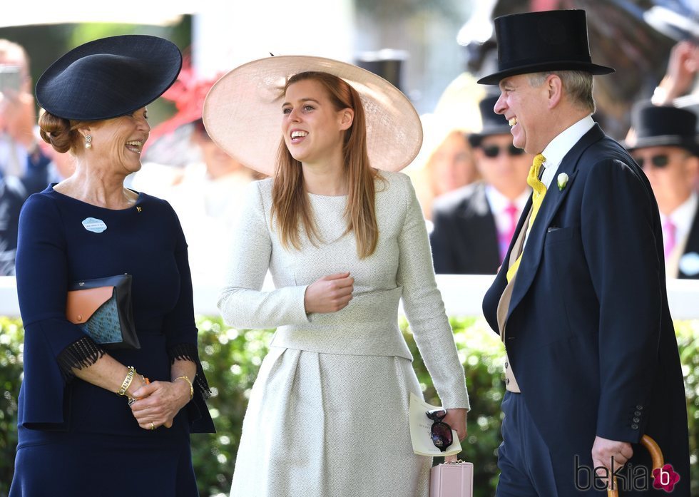 El Príncipe Andrés y Sarah Ferguson ríen divertidos junto a Beatriz de York