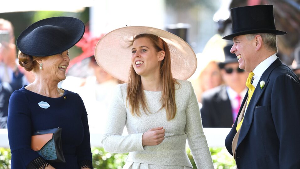 El Príncipe Andrés y Sarah Ferguson ríen divertidos junto a Beatriz de York