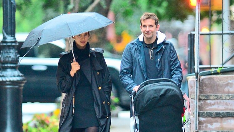 Bradley Cooper pasea junto a Irina Shayk y su hija