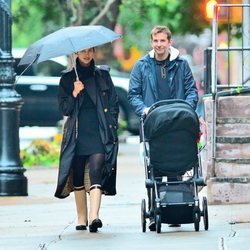 Bradley Cooper pasea junto a Irina Shayk y su hija