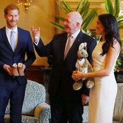 El Príncipe Harry y Meghan Markle reciben regalos para el hijo que esperan en Sydney