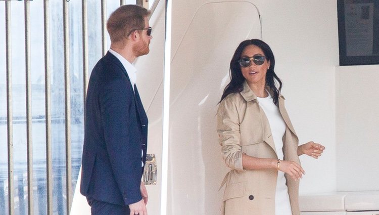 El Príncipe Harry y Meghan Markle dando un paseo en barco por la bahía de Sydney