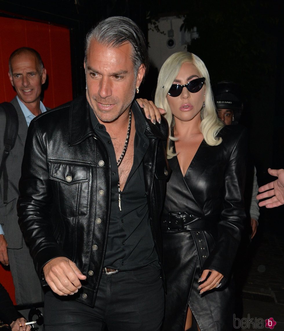 Lady Gaga y su prometido Christian Carino