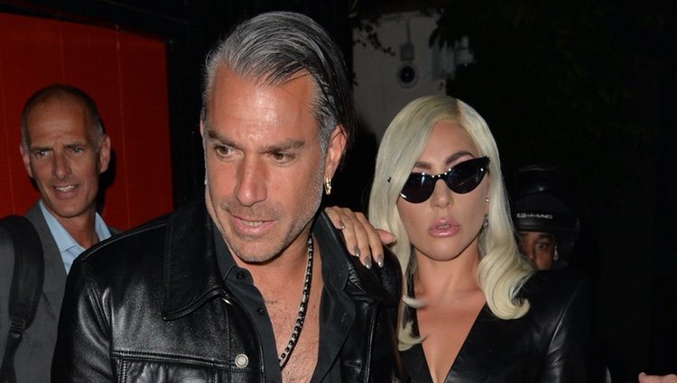 Lady Gaga y su prometido Christian Carino