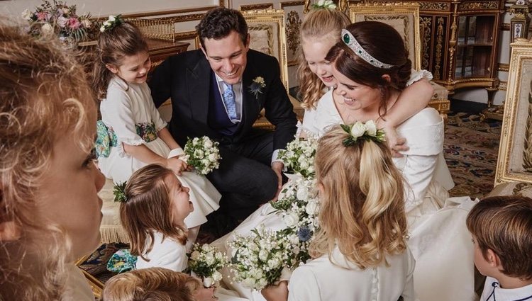 Eugenia de York y Jack Brooksbank, muy felices con sus pajes y damas en su boda