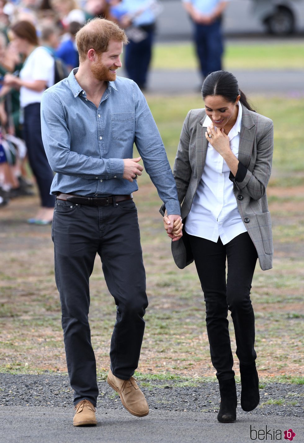 El Príncipe Harry y Meghan Markle, sonrientes y enamorados en Dubbo en su visita oficial a Australia