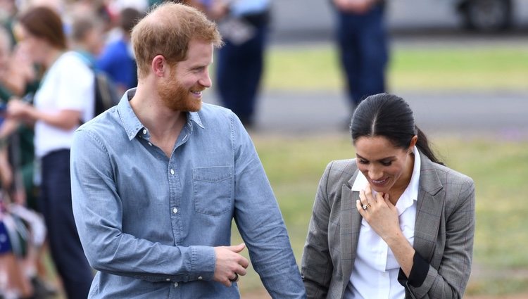 El Príncipe Harry y Meghan Markle, sonrientes y enamorados en Dubbo en su visita oficial a Australia