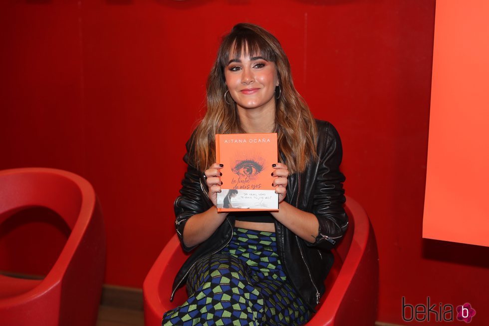 Aitana Ocaña con su libro 'La tinta de mis ojos' entre las manos