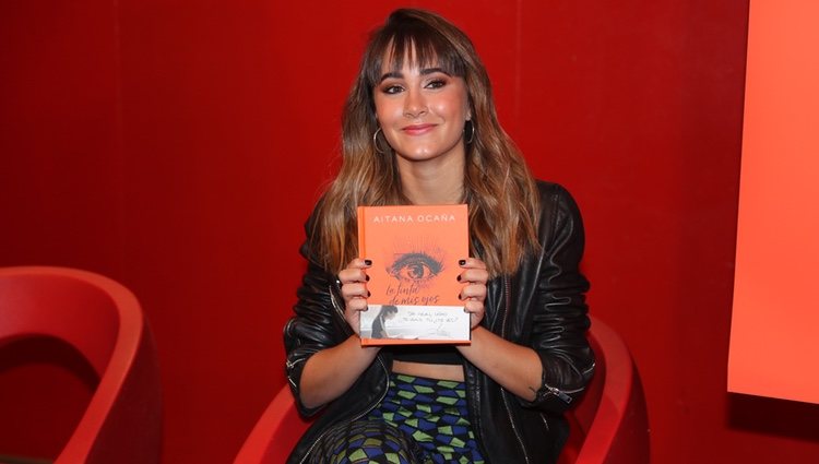 Aitana Ocaña con su libro 'La tinta de mis ojos' entre las manos