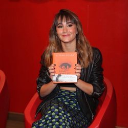 Aitana Ocaña con su libro 'La tinta de mis ojos' entre las manos