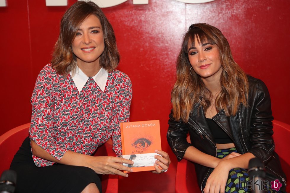 Aitana Ocaña y Sandra Barneda en la presentación del libro 'La tinta de mis ojos'