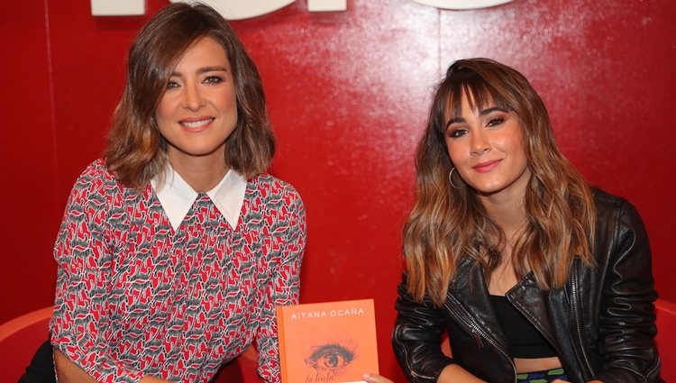 Aitana Ocaña y Sandra Barneda en la presentación del libro 'La tinta de mis ojos'