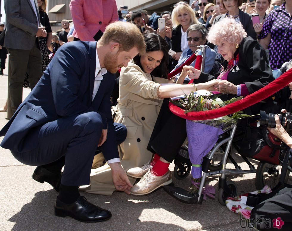 El Príncipe Harry presenta a Meghan Markle a su amiga Daphne Dunne en Sydney