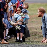 Meghan Markle abraza a un niño junto al Príncipe Harry en Australia