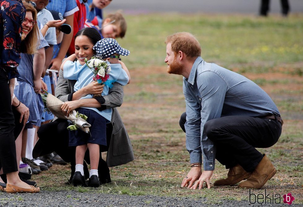 Meghan Markle abraza a un niño junto al Príncipe Harry en Australia