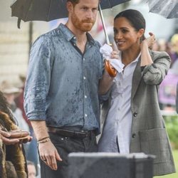 El Príncipe Harry y Meghan Markle con un paraguas en Australia