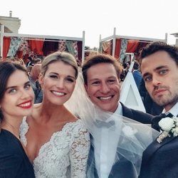 Dave Clark y Lynn Anderson en su boda con Sara Sampaio y Oliver Ripley