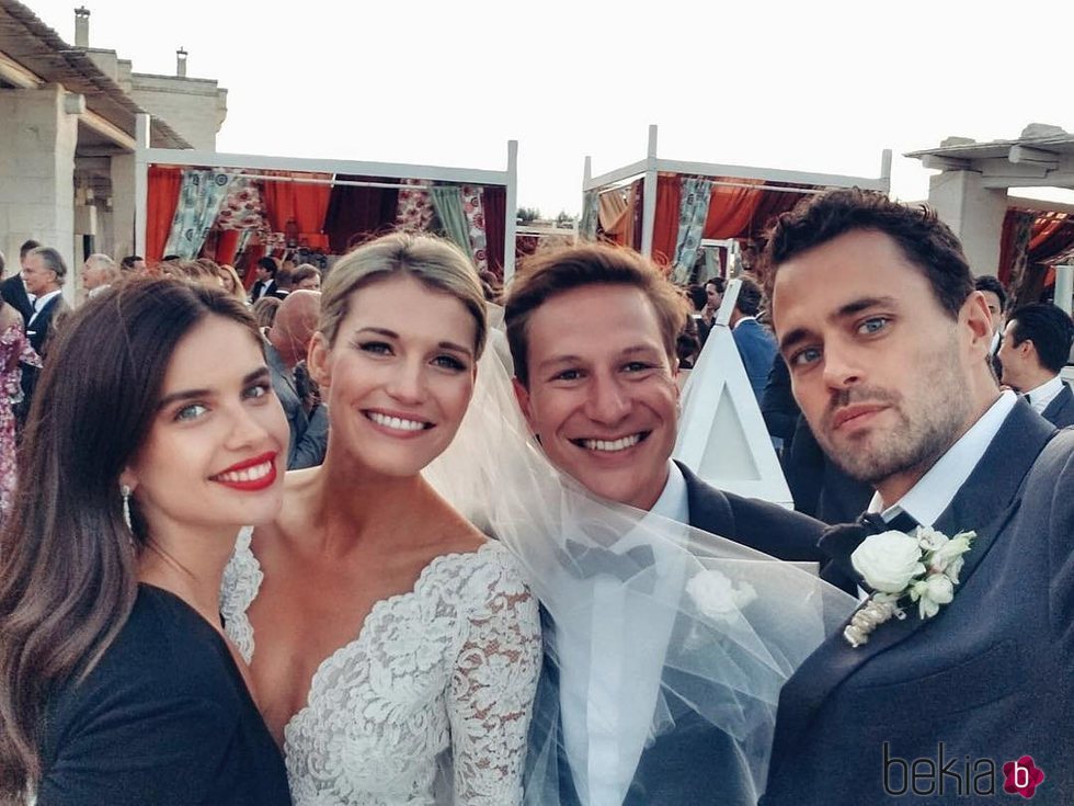 Dave Clark y Lynn Anderson en su boda con Sara Sampaio y Oliver Ripley