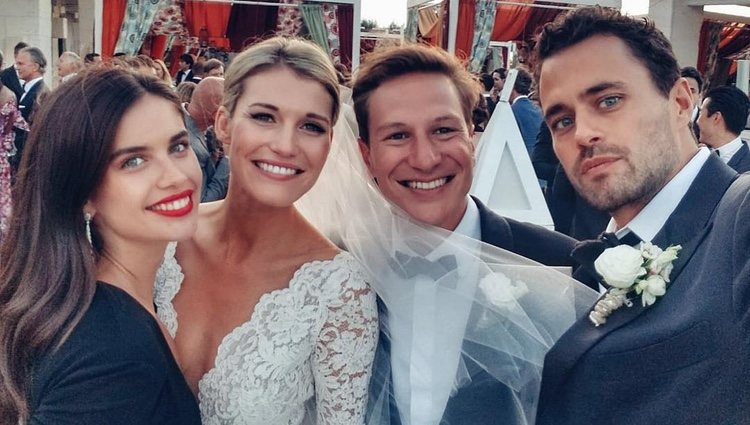 Dave Clark y Lynn Anderson en su boda con Sara Sampaio y Oliver Ripley