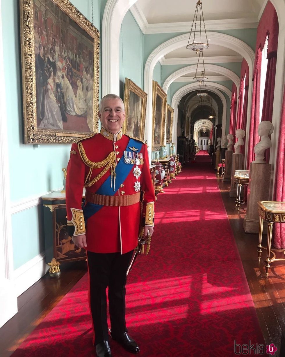 El Príncipe Andrés en una área privada de Buckingham Palace