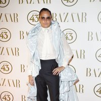 Josie en la alfombra roja de los Premios Harper's Bazaar Actitud 43 2018