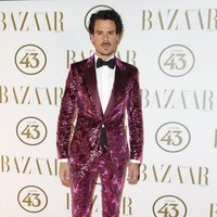 Juan Avellaneda en la alfombra roja de los Premios Harper's Bazaar Actitud 43 2018