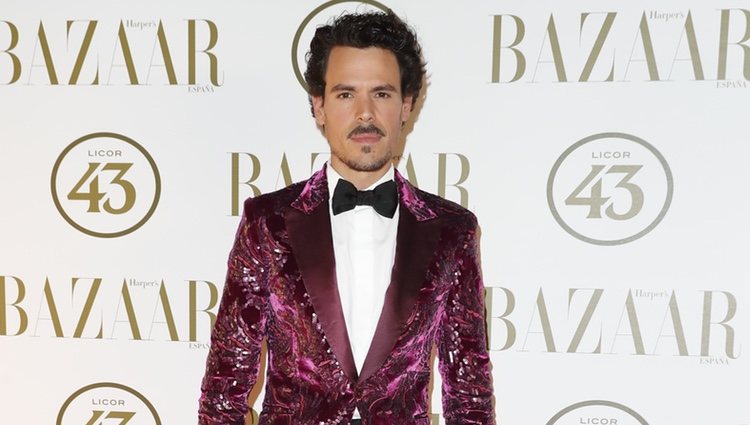 Juan Avellaneda en la alfombra roja de los Premios Harper's Bazaar Actitud 43 2018