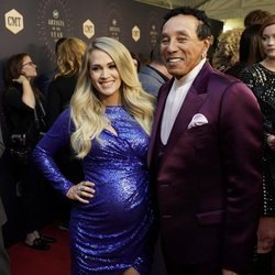 Carrie Underwood y Smokey Robinson en los premios CMT