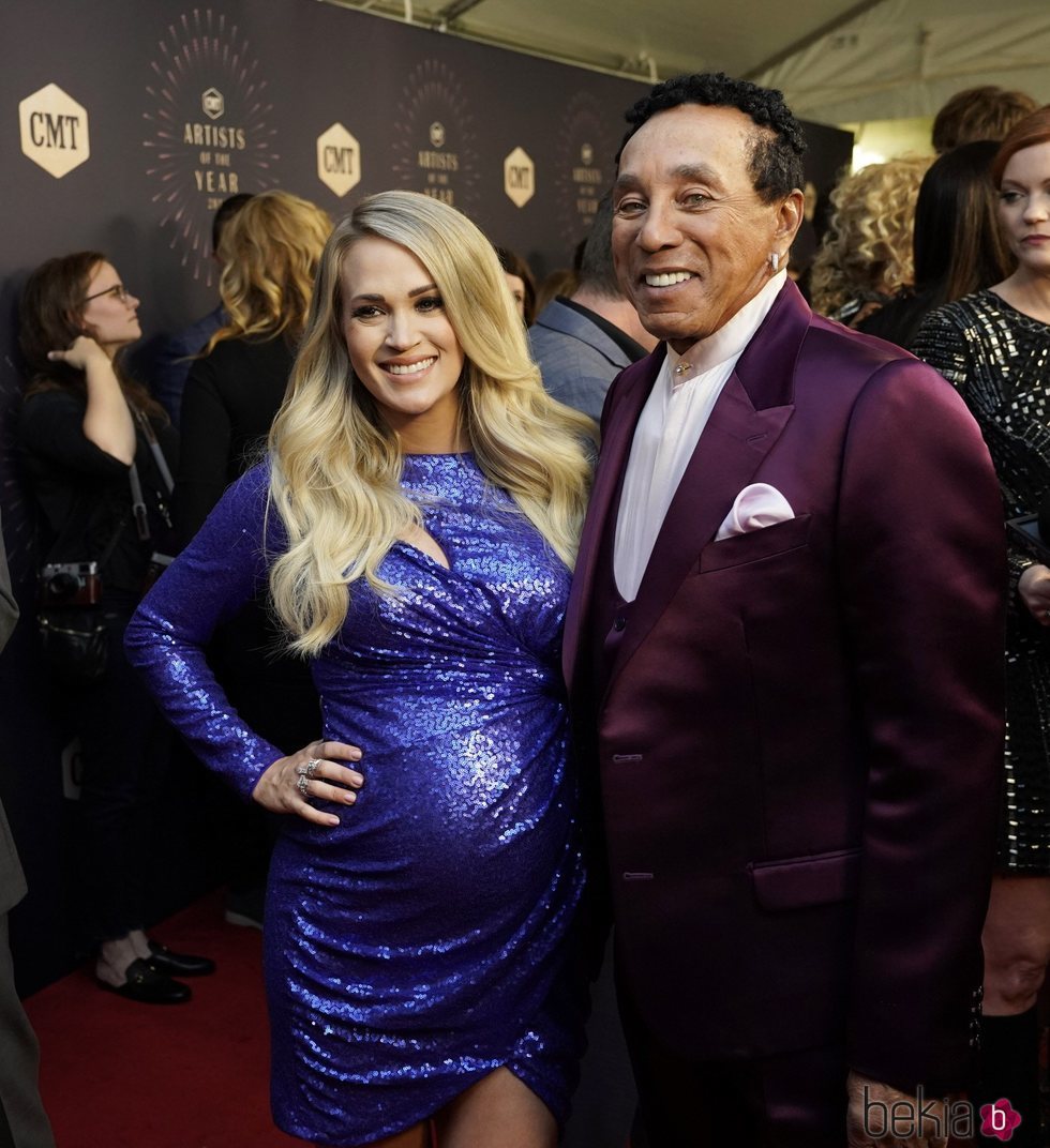 Carrie Underwood y Smokey Robinson en los premios CMT