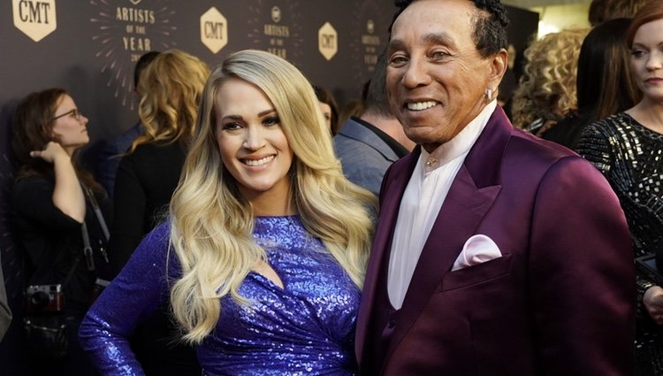 Carrie Underwood y Smokey Robinson en los premios CMT