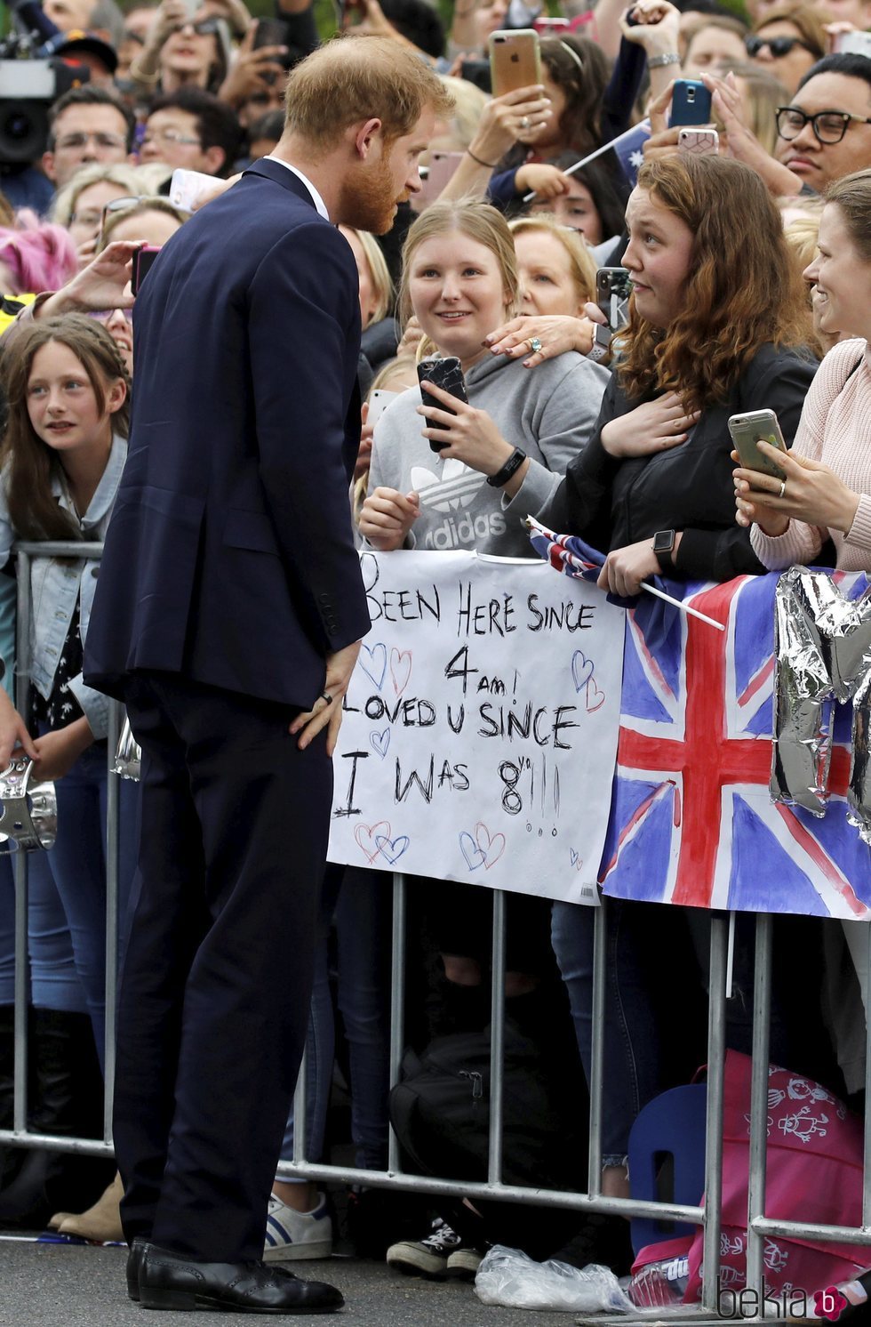 El Príncipe Harry con unas fans en Melbourne